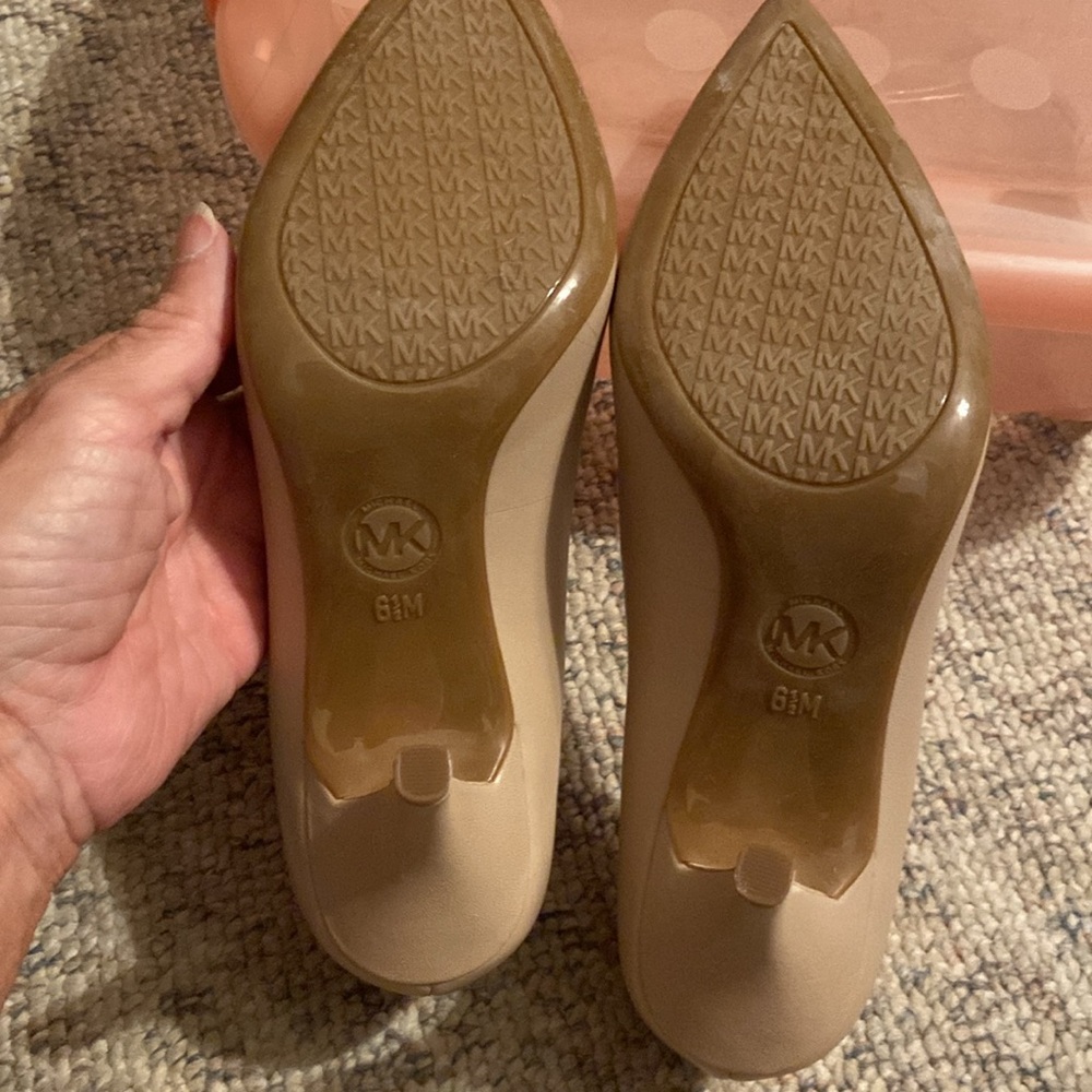 Michael Kors Classic Beige Heels NWOT - Picture 3 of 6